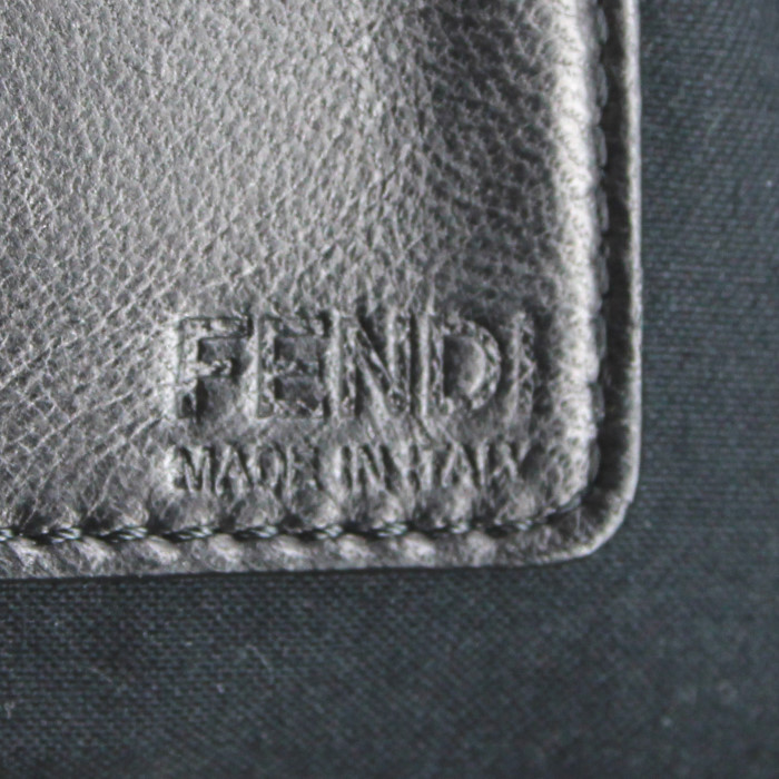 Fendi shopping bag in black leather - Detail D3