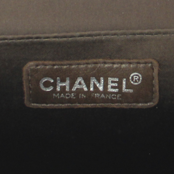 Bolso de mano Chanel en lona Monogram verde y cuero marrón - Detail D4