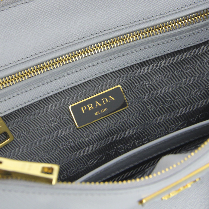 Sac à main Prada Galleria  en cuir saffiano gris - Detail D3