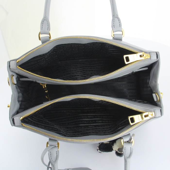 Sac à main Prada Galleria  en cuir saffiano gris - Detail D4