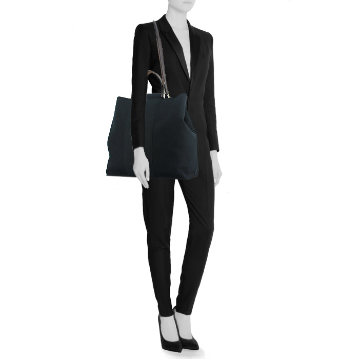 Sac cabas Hermes Cabag en toile noire et cuir marron - Detail D1