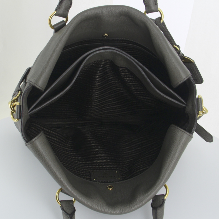 Prada shopping bag in dark grey grained leather - Detail D3