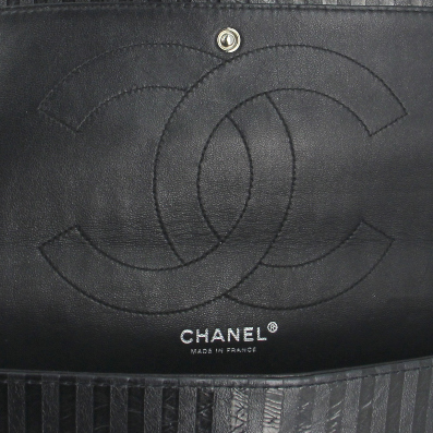 Chanel shoulder bag in black quilted leather - Detail D4