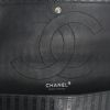 Borsa a tracolla Chanel in pelle trapuntata nera a motivi verticali - Detail D4 thumbnail