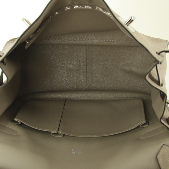 Hermes Jypsiere messenger bag in tourterelle grey togo leather - Detail D2