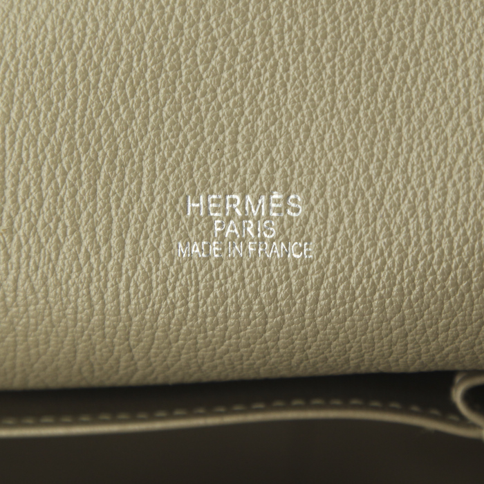 Bolso zurrón Hermes Jypsiere en cuero togo gris tórtola - Detail D3