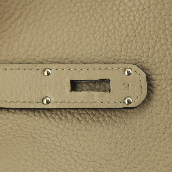 Bolso zurrón Hermes Jypsiere en cuero togo gris tórtola - Detail D4