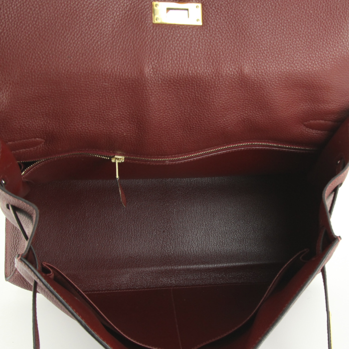 Bolso de mano Hermes Kelly 35 cm en cuero togo color burdeos - Detail D2
