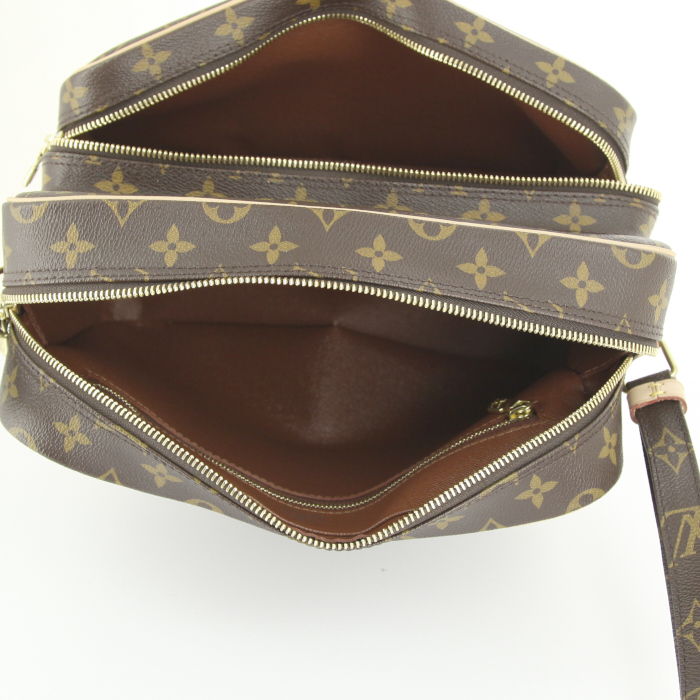 Sac besace Louis Vuitton Amazone grand modèle en toile monogram et cuir naturel - Detail D2