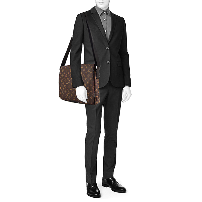 Sac besace Louis Vuitton District en toile monogram enduite marron - Detail D1