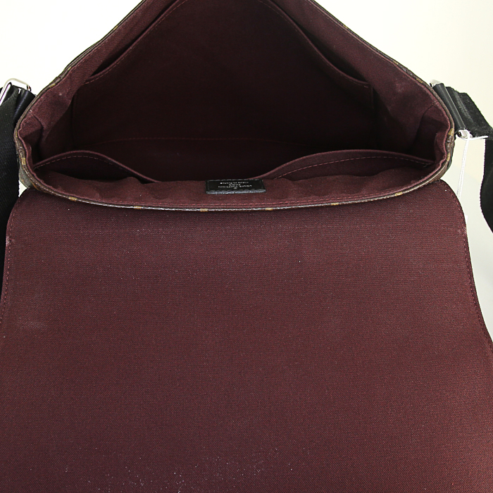 Sac besace Louis Vuitton District en toile monogram enduite marron - Detail D2