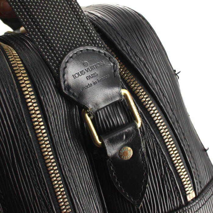 Sac besace Louis Vuitton en cuir épi noir - Detail D5