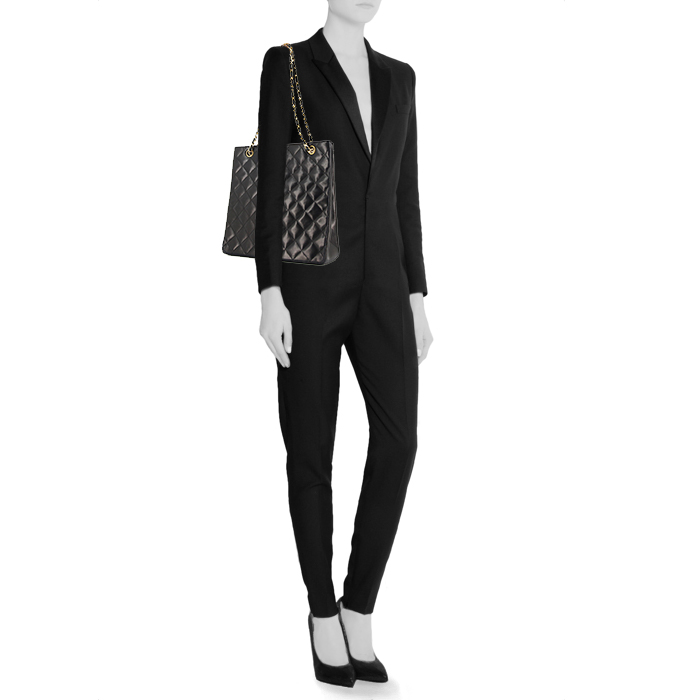 Sac à main Chanel Vintage en cuir matelassé noir - Detail D1