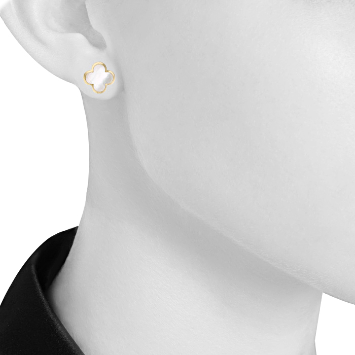 Paire de boucles d'oreilles Van Cleef & Arpels Pure Alhambra petit modèle en or jaune et nacre blanche - Detail D1