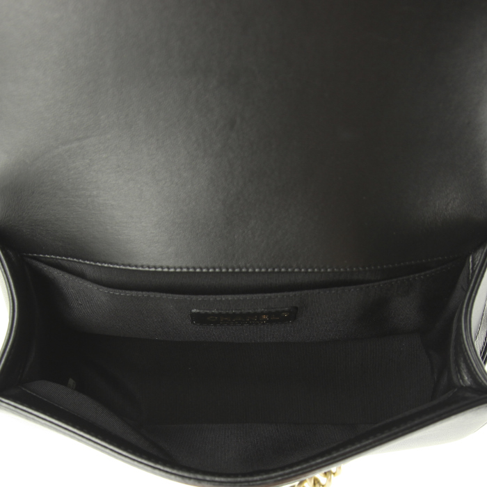 Chanel Boy shoulder bag in black quilted leather - Detail D3