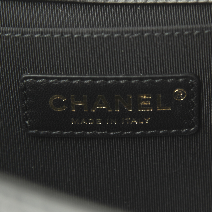 Chanel Boy shoulder bag in black quilted leather - Detail D4