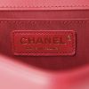Bolso bandolera Chanel Boy en cuero acolchado color frambuesa - Detail D4 thumbnail