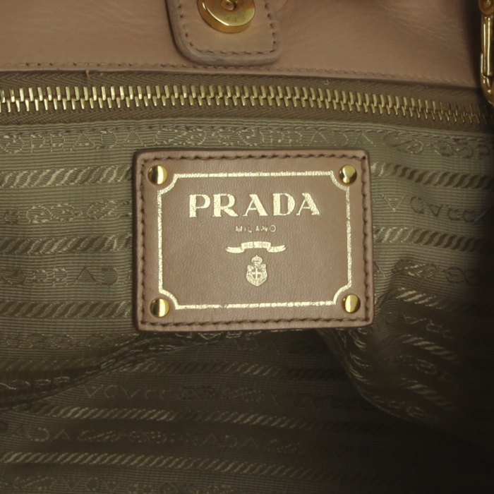 Bolso de mano Prada en cuero beige - Detail D4