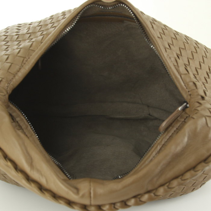 Sac à main Bottega Veneta Veneta en cuir tressé taupe - Detail D2