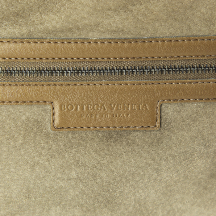 Bottega Veneta Veneta handbag in taupe braided leather - Detail D3