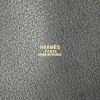Bolso zurrón Hermes en cuero granulado negro - Detail D3 thumbnail