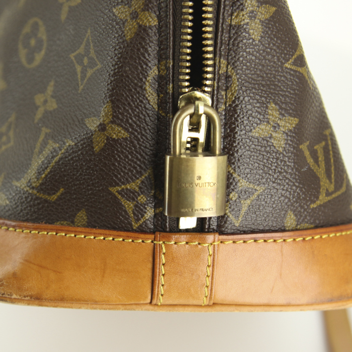 Sac bandoulière Louis Vuitton Alma en toile monogram marron et cuir naturel - Detail D5
