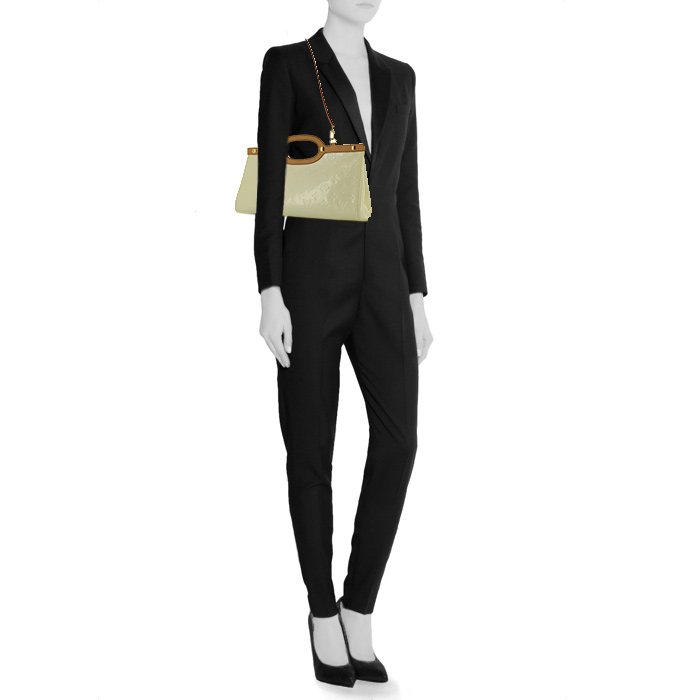 Bolso de mano Louis Vuitton en charol Monogram beige y cuero natural - Detail D2