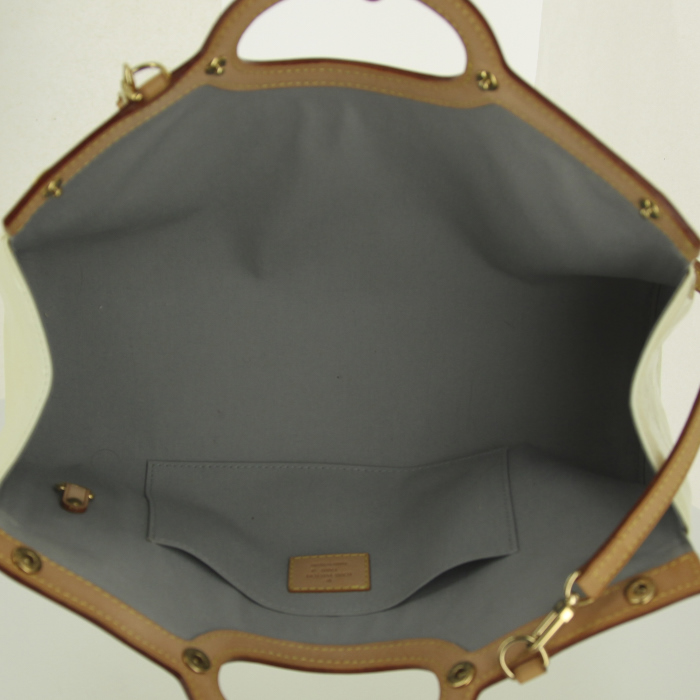 Sac à main Louis Vuitton en cuir vernis monogram beige et cuir naturel - Detail D3