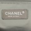 Chanel Pocket in the city bag worn on the shoulder or carried in the hand in black grained leather - Detail D3 thumbnail