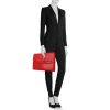 Pochette Louis Vuitton Poche-documents en cuir rouge - Detail D1 thumbnail