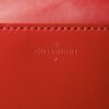 Bolsito de mano Louis Vuitton Poche-documents en cuero rojo - Detail D3 thumbnail
