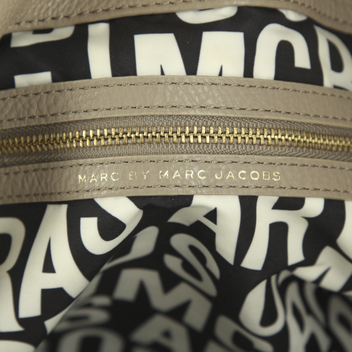 Sac à main Marc Jacobs en cuir grainé beige - Detail D4