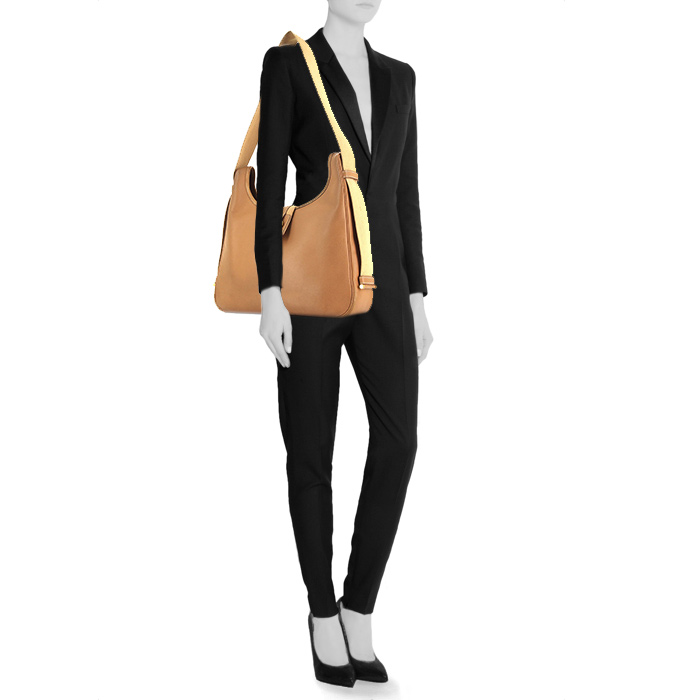 Sac à main Hermes Tsako en cuir epsom gold - Detail D1