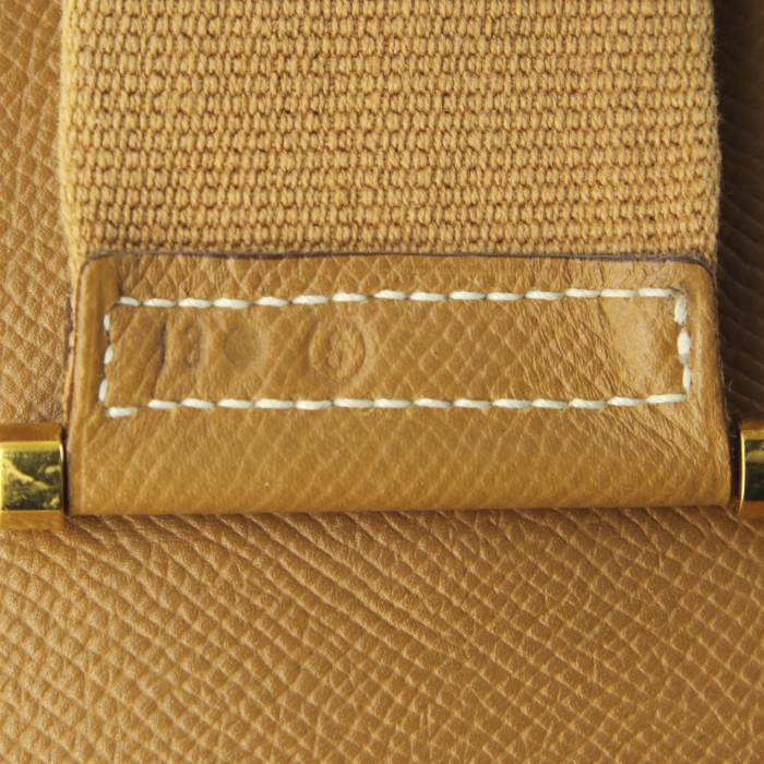 Bolso de mano Hermes Tsako en cuero epsom color oro - Detail D3