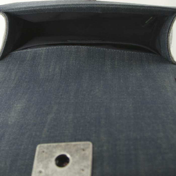 Bolso bandolera Chanel Boy en lona denim azul y cuero azul - Detail D3