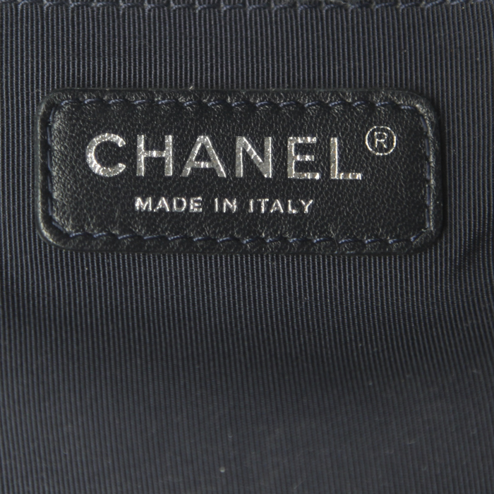 Borsa a tracolla Chanel Boy in tela denim blu con motivo a spina di pesce e pelle blu - Detail D4