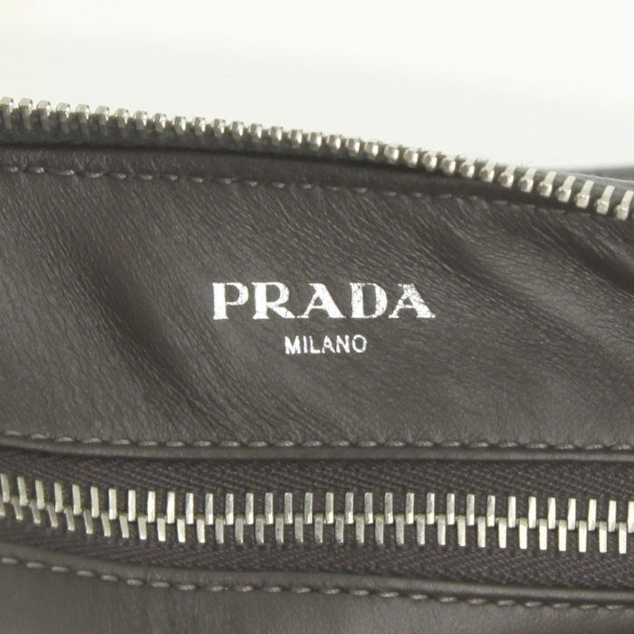 Bolsito de mano Prada en cuero granulado gris - Detail D3