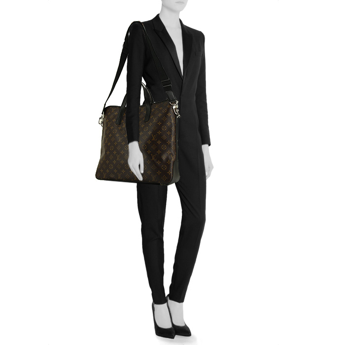 Bolso bandolera Louis Vuitton en lona Monogram revestida marrón y cuero negro - Detail D1