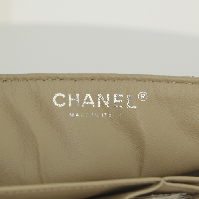 Bolso de mano Chanel Baguette en cuero granulado acolchado beige crudo - Detail D3