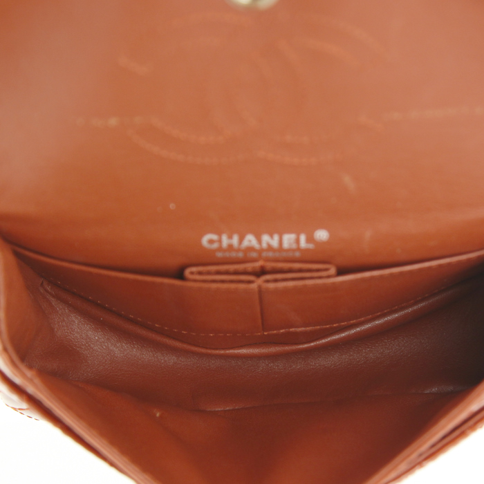 Chanel handbag in orange patent quilted leather - Detail D3