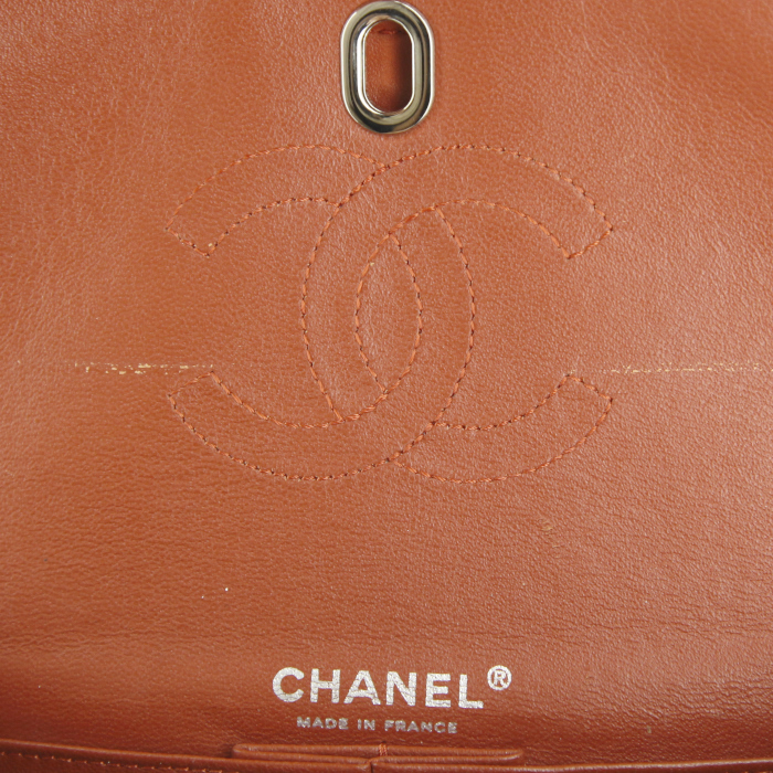 Sac à main Chanel en cuir vernis matelassé orange - Detail D4