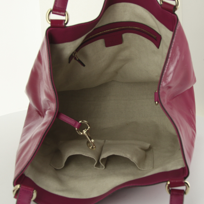 Sac à main Gucci Soho en cuir vernis rose - Detail D2
