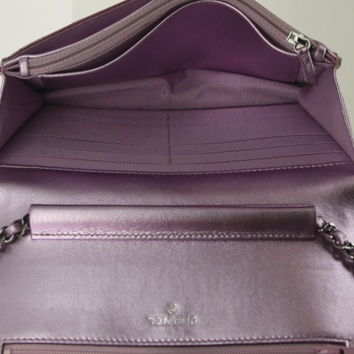 Chanel shoulder bag in metallic pink glittering leather - Detail D2