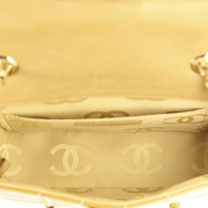 Bolso bandolera Chanel Mini Timeless en charol acolchado marrón Café - Detail D2