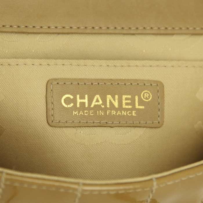 Bolso bandolera Chanel Mini Timeless en charol acolchado marrón Café - Detail D3