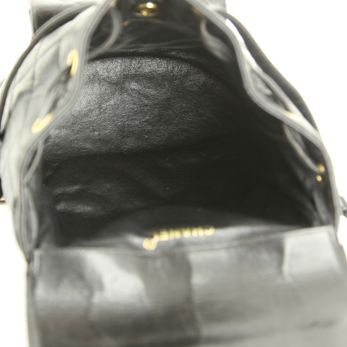 Sac à dos Chanel en cuir matelassé noir - Detail D2