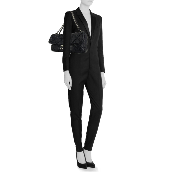 Chanel Timeless Maxi Jumbo handbag in navy blue leather - Detail D1