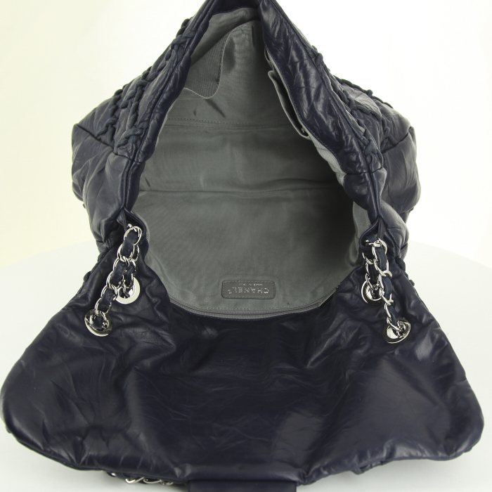 Chanel Timeless Maxi Jumbo handbag in navy blue leather - Detail D3