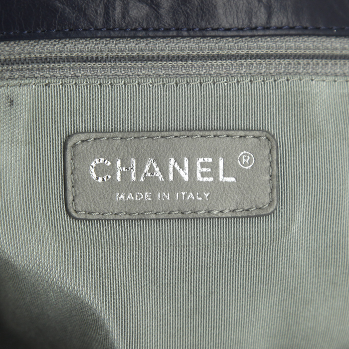 Chanel Timeless Maxi Jumbo handbag in navy blue leather - Detail D4