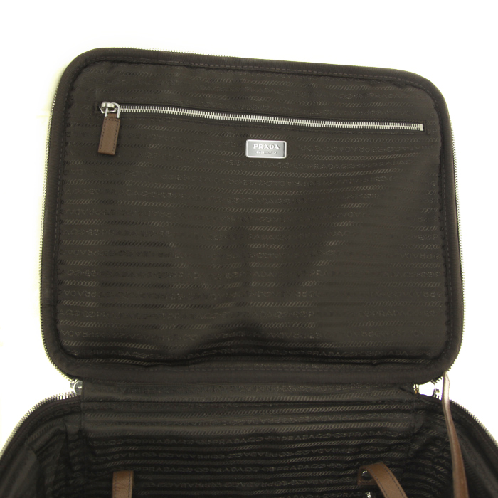 Valise Prada en cuir saffiano marron - Detail D4